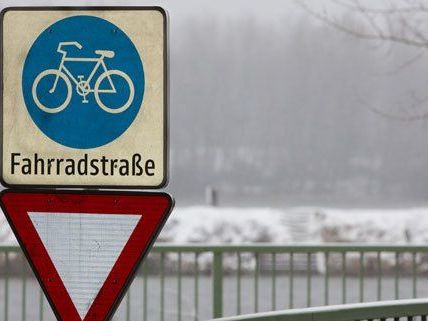 Die Kuchelauer Hafenstraße ist die erste Fahrradstraße Österreichs. Die Kuchelauer Hafenstraße ist die erste Fahrradstraße Österreichs.