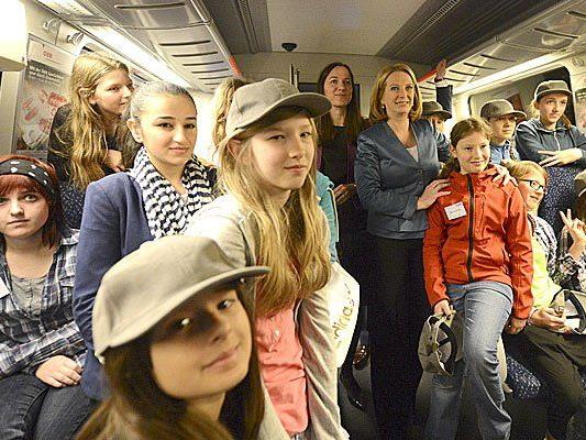 Verkehrsministerin Doris Bures (mitte rechts) und Birgit Wagner (mitte links, Vorstand ÖBB Personenverkehr) mit Mädchen des Aktionstages "Girls Day" während einer Fahrt in einem Zug