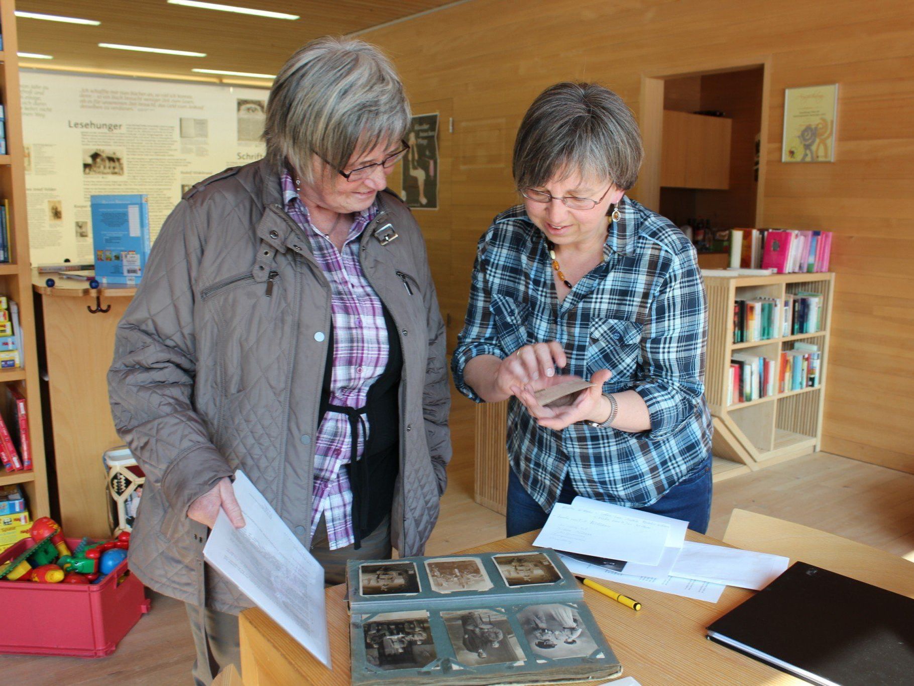 Ingrid Manser (re.), die Ortschronistin von Schoppernau, gibt Elisabeth Moosmann ihre Unterlagen zurück.