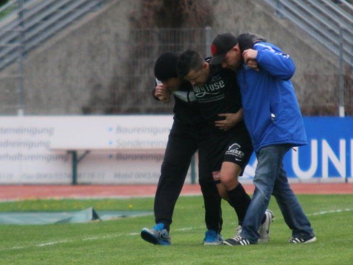 Baris Özcan musste schon nach einer Minute verletzt vom Spielfeld.