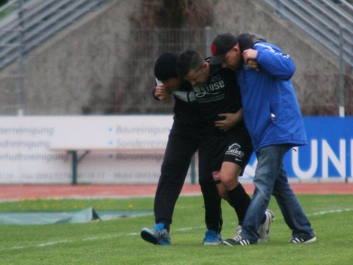 Baris Özcan musste schon nach einer Minute verletzt vom Spielfeld. Baris Özcan musste schon nach einer Minute verletzt vom Spielfeld.