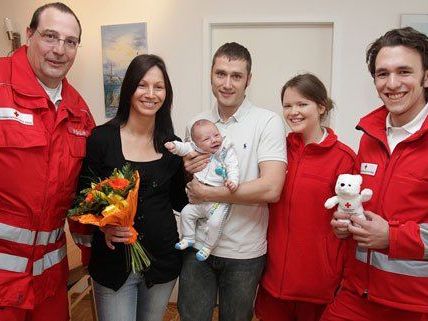 .): Rotkreuz-Sanitäter Walter Gallauner, Mama Nicole M. und Papa Martin M. mit dem ungeduldigen Moritz, Sanitäterin Laura Ratcliffe und Sanitäter Jakob Hager. .): Rotkreuz-Sanitäter Walter Gallauner, Mama Nicole M. und Papa Martin M. mit dem ungeduldigen Moritz, Sanitäterin Laura Ratcliffe und Sanitäter Jakob Hager.