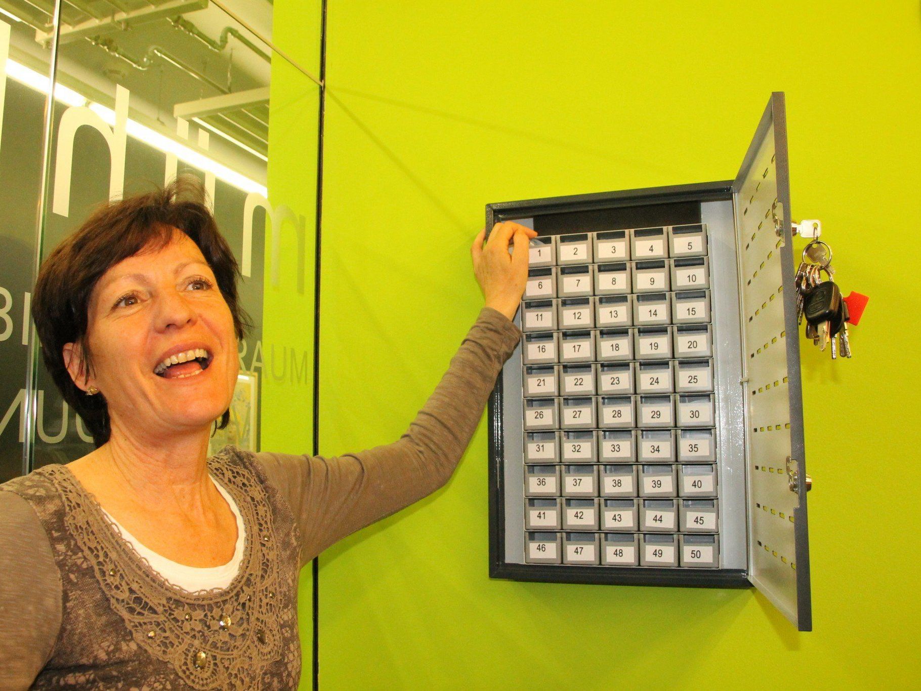 Bernadette Haidacher erklärt den Sparschrank. Bernadette Haidacher erklärt den Sparschrank.