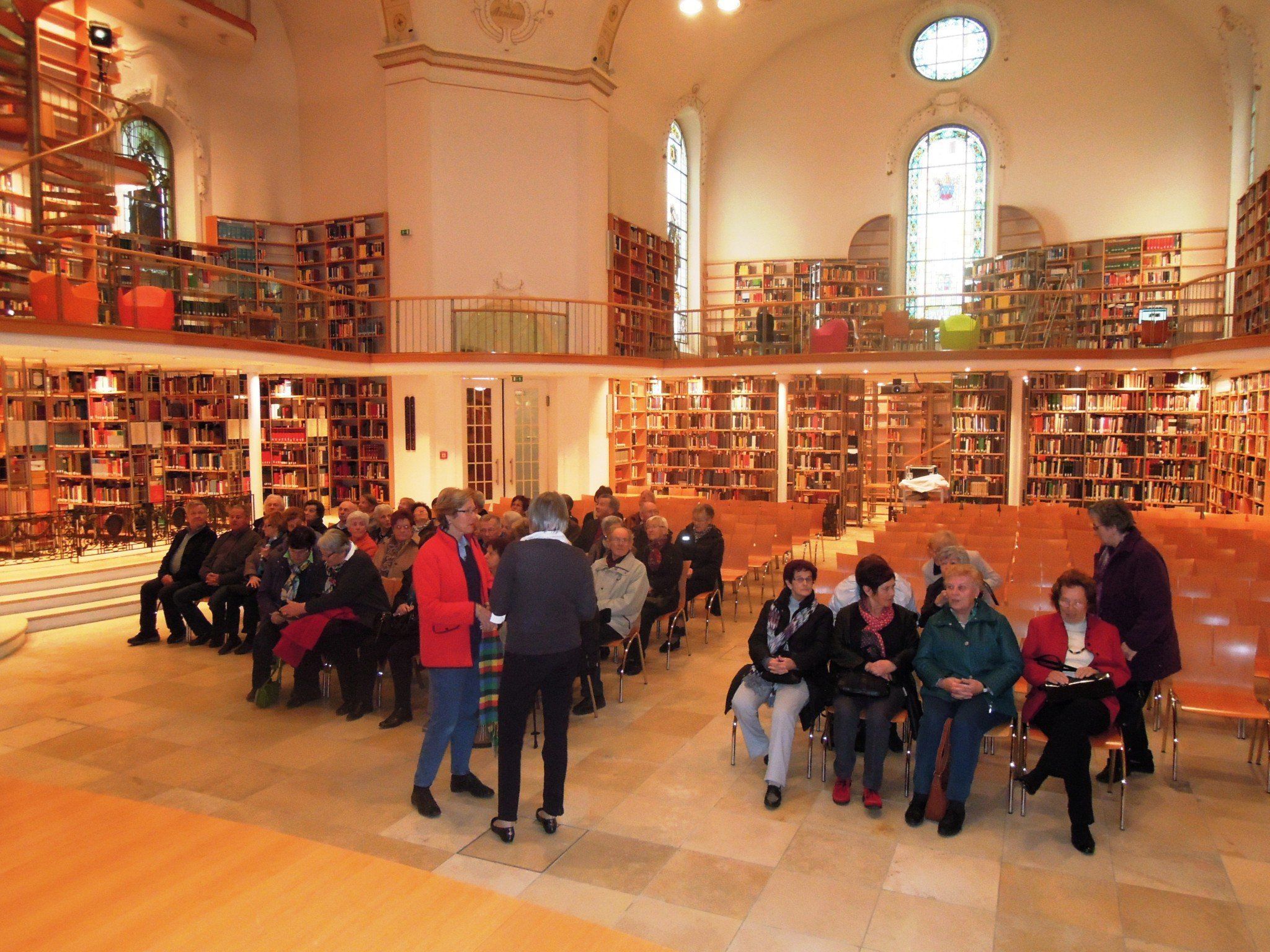 Der Seniorenbund Nüziders bei der Besichtigung der Landesbibliothek. Der Seniorenbund Nüziders bei der Besichtigung der Landesbibliothek.