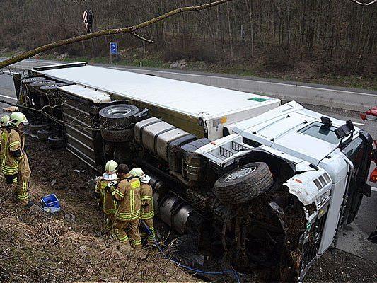Der umgestürzte Lkw auf der A1