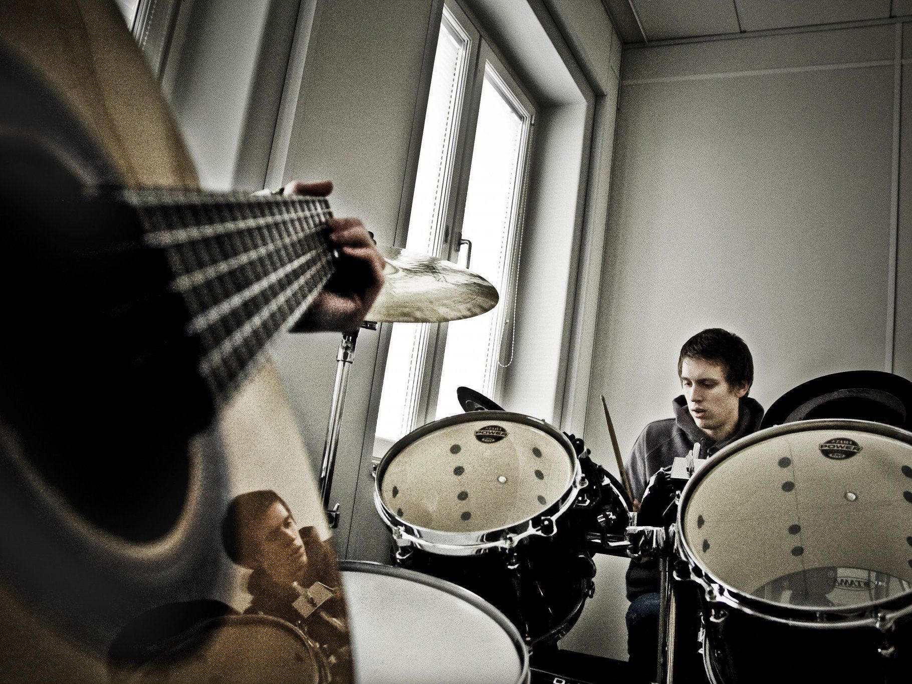 Junge MusikerInnen, DJs, Bandmitglieder und Musikinteressierte informierten sich über Urheberrechte und Tantiemen. Junge MusikerInnen, DJs, Bandmitglieder und Musikinteressierte informierten sich über Urheberrechte und Tantiemen.