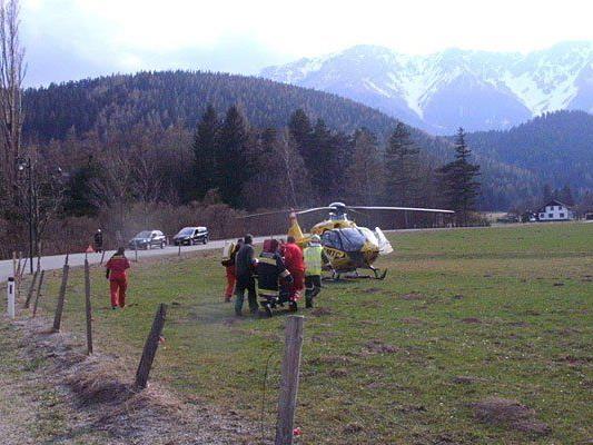 Eine Radfahrerin verunglückte und wurde mit dem Notarzt-Hubschrauber abgeholt