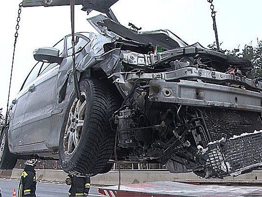 Der Unfallwagen nach dem Crash auf der S6 Der Unfallwagen nach dem Crash auf der S6