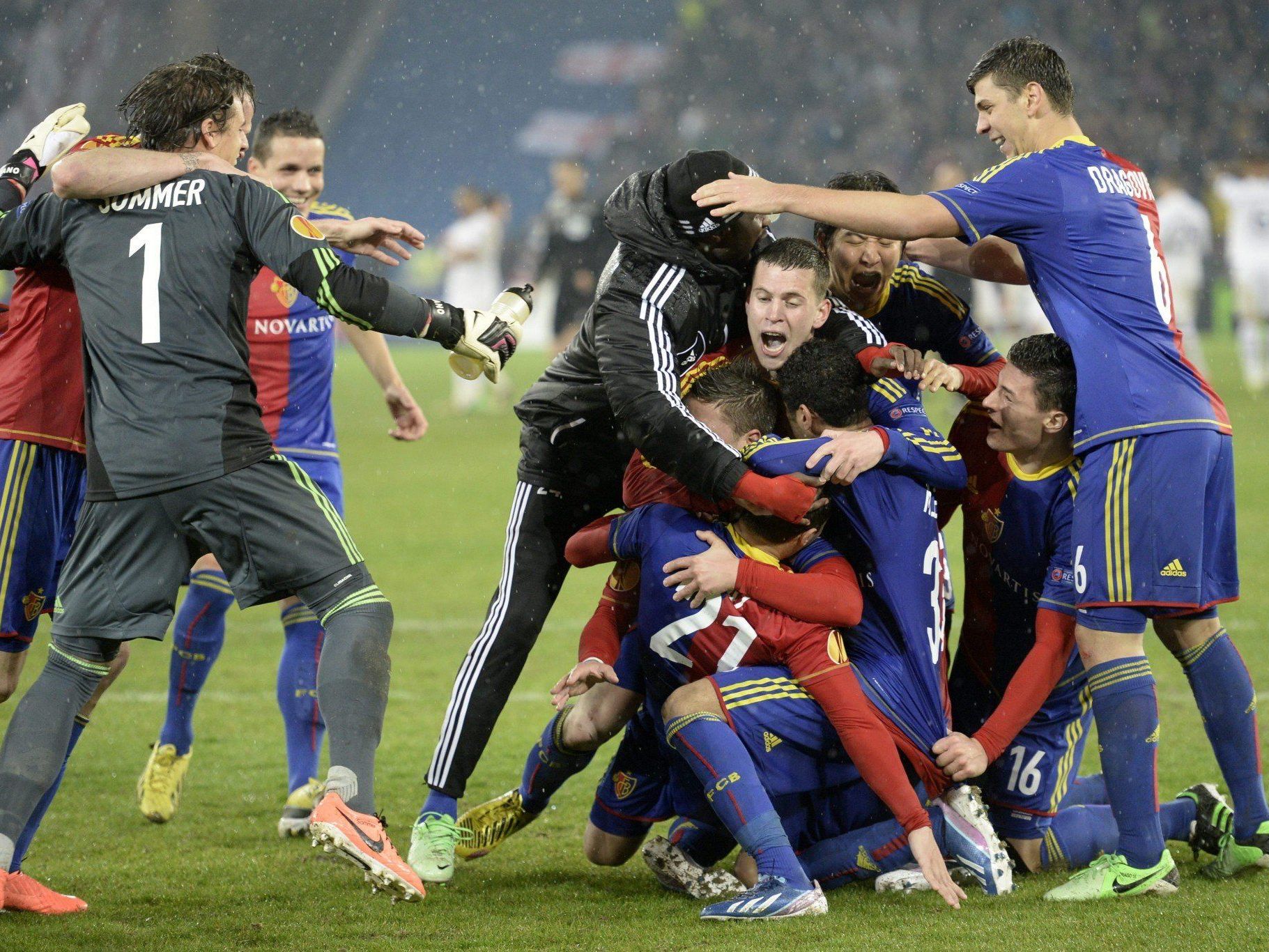 Der FC Basel schafften am Donnerstagabend mit einem dramatischen 4:1 im Elfmeterschießen gegen Tottenham Hotspur den Aufstieg ins Halbfinale der Europa League. Der FC Basel schafften am Donnerstagabend mit einem dramatischen 4:1 im Elfmeterschießen gegen Tottenham Hotspur den Aufstieg ins Halbfinale der Europa League.