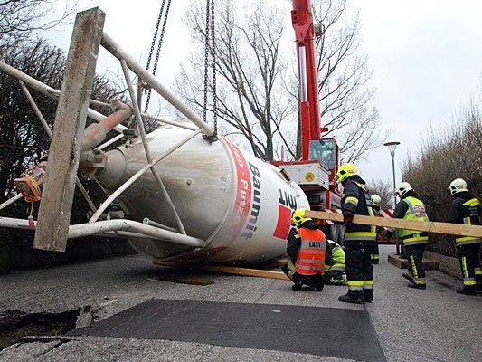 Beim Bergen des tonnenscheren Baustoff-Silos Beim Bergen des tonnenscheren Baustoff-Silos