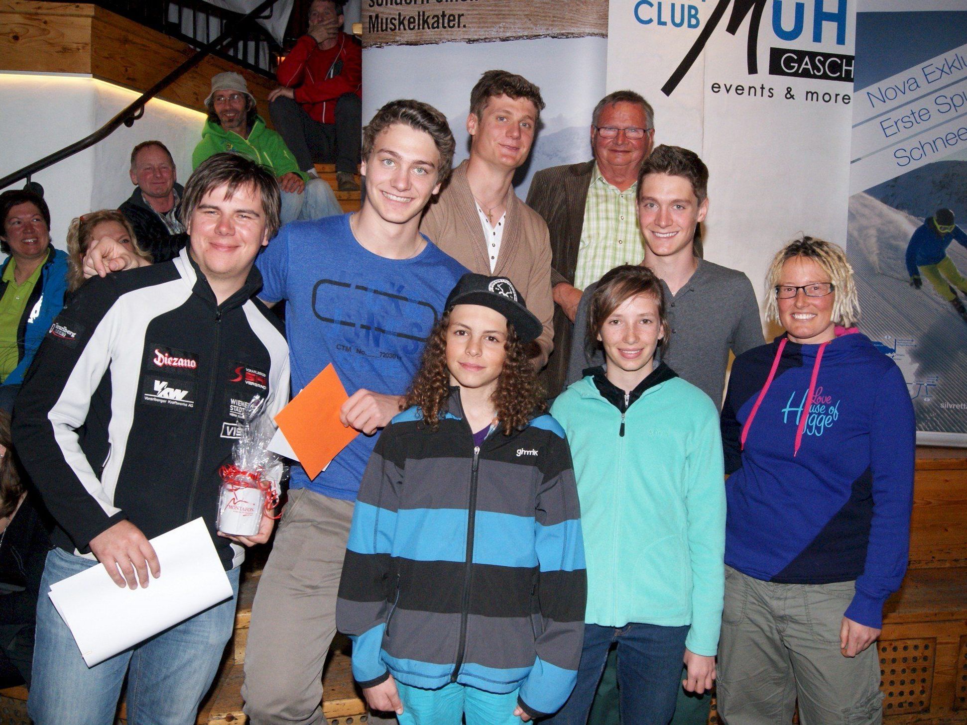 Die erfolgreichen Snowboarder und Firngleiter mit Walter Marinac und Babsi Hoffmann (r.). Die erfolgreichen Snowboarder und Firngleiter mit Walter Marinac und Babsi Hoffmann (r.).