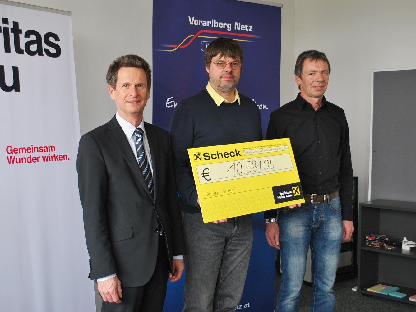 Scheckübergabe von Vorarlberg Netz an die Caritas mit DI Werner Neyer (Geschäftsführer Vorarlberg Netz), Michael Natter (Caritas), Erwin Vögel (Vorarlberg Netz). Scheckübergabe von Vorarlberg Netz an die Caritas mit DI Werner Neyer (Geschäftsführer Vorarlberg Netz), Michael Natter (Caritas), Erwin Vögel (Vorarlberg Netz).