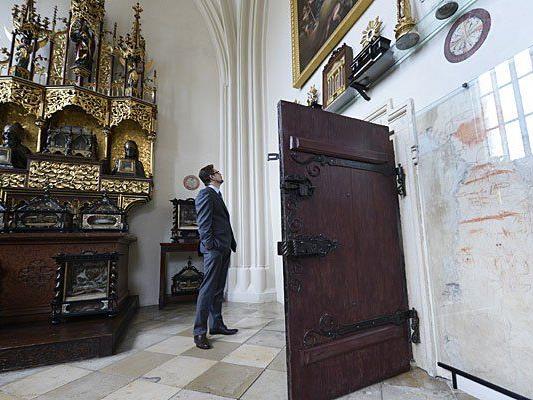 Ein Besucher in der Ausstellung "Der Reliquienschatz von St. Stephan" im Wiener Stephansdom