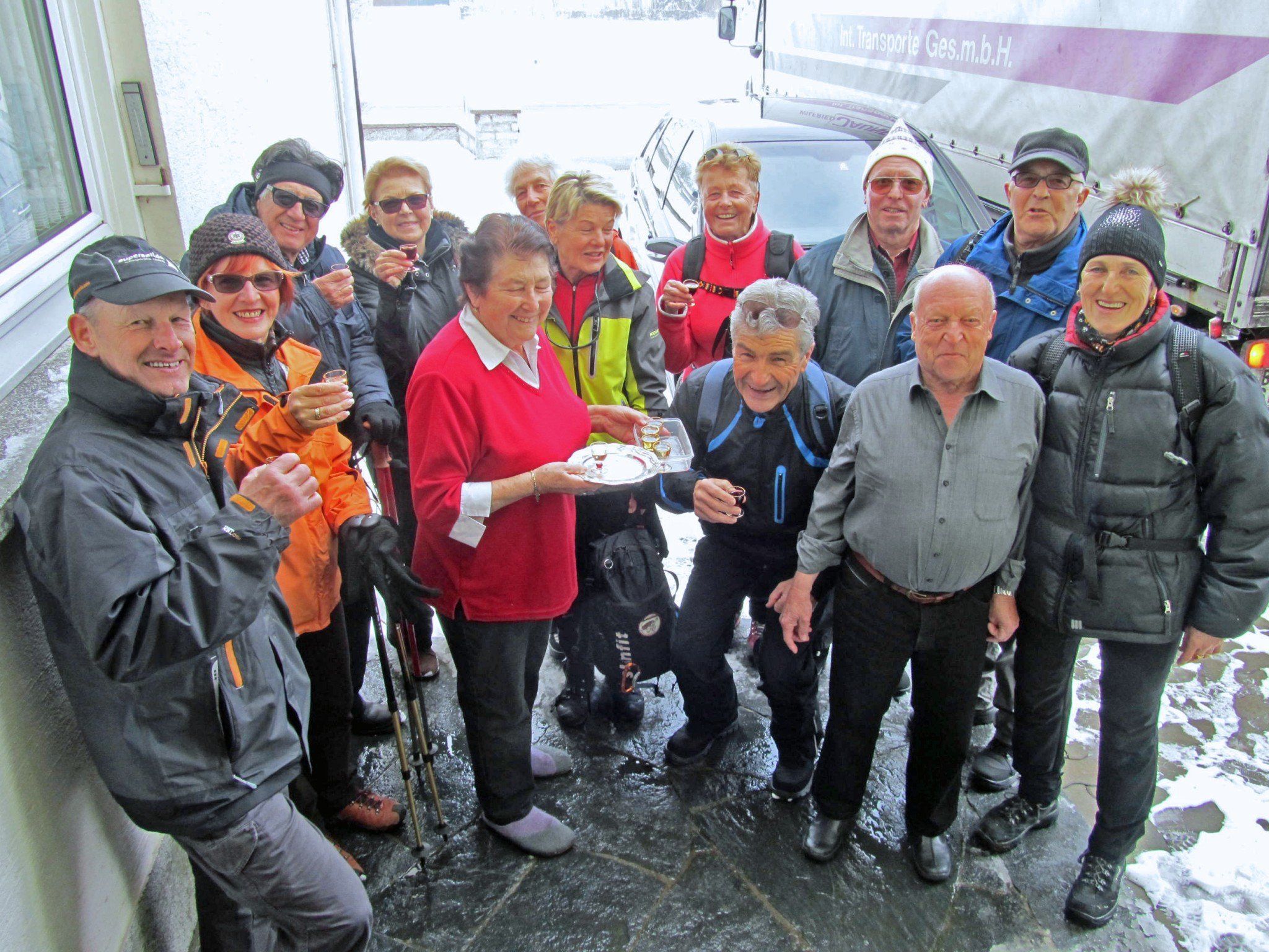 Team per pedales startet die Osterwanderung 2013. Team per pedales startet die Osterwanderung 2013.