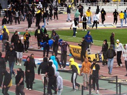 Hunderte AEK Fans stürmten am Sonntag das Spielfeld im Olympiastadion