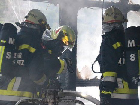 Die Löscharbeiten in Gloggnitz Aue dauerten mehrere Stunden. Die Löscharbeiten in Gloggnitz Aue dauerten mehrere Stunden.