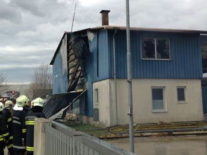 Am Freitag brannte eine Lagerhalle in Wilhemsburg. Am Freitag brannte eine Lagerhalle in Wilhemsburg.