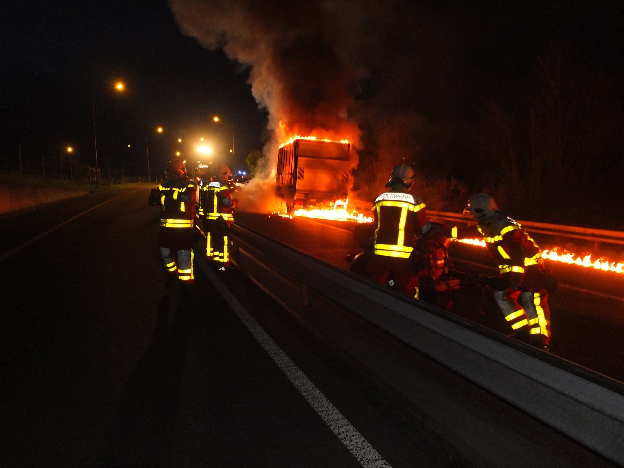 Lieferwagen auf Schweizer Autobahn A13 komplett ausgebrannt - Brandursache noch nicht geklärt. Lieferwagen auf Schweizer Autobahn A13 komplett ausgebrannt - Brandursache noch nicht geklärt.