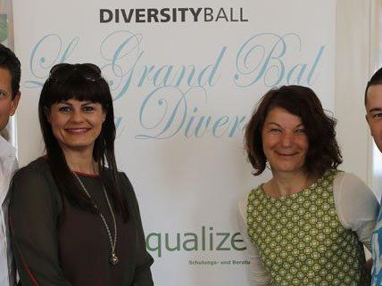 Promis machten sich vorab zum Diversity Ball mit der Gebärdensprache vertraut.