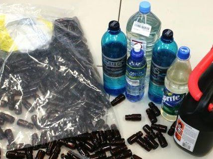 Die flüssige Droge wird GHB (Gamma-Hydroxy-Buttersaeure), auch Liquid-Ecstasy genannt. Die flüssige Droge wird GHB (Gamma-Hydroxy-Buttersaeure), auch Liquid-Ecstasy genannt.