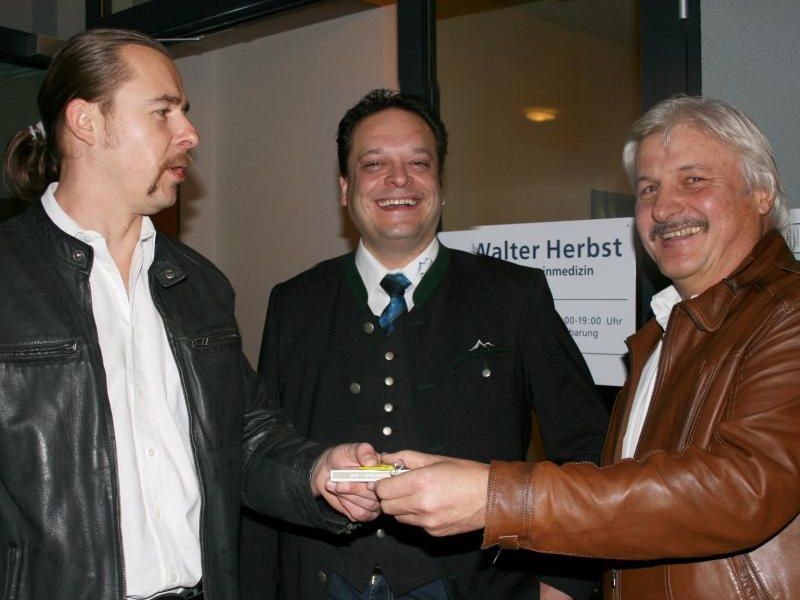 Zum Saisonstart haben der Damülser Bgm. Stefan Bischof und sein Vize Karl Türtscher Dr. Walter Herbst die Schlüssel für die neue Praxis übergeben. Zum Saisonstart haben der Damülser Bgm. Stefan Bischof und sein Vize Karl Türtscher Dr. Walter Herbst die Schlüssel für die neue Praxis übergeben.