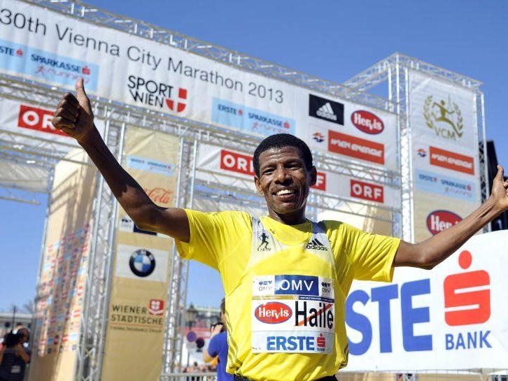 Der Äthiopier Haile Gebrselassie gewinnt mit 01:01:14 Stunden den Halbmarathon. Der Äthiopier Haile Gebrselassie gewinnt mit 01:01:14 Stunden den Halbmarathon.