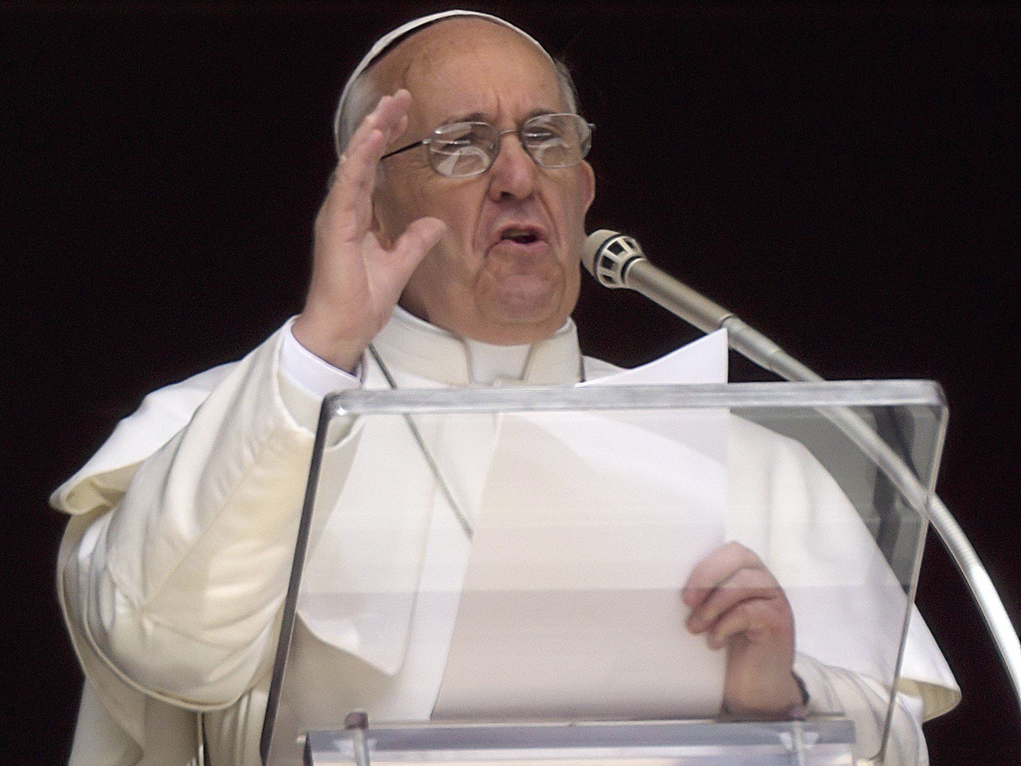 Erneut einige tausend Menschen auf dem Petersplatz. Erneut einige tausend Menschen auf dem Petersplatz.