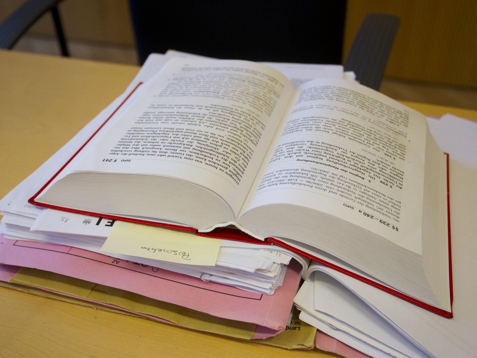 Eigentlich waren sich die Geschworenen einig, dass die Pensionistin des Mordversuchs schuldig sei - und dann aber doch nicht. Eigentlich waren sich die Geschworenen einig, dass die Pensionistin des Mordversuchs schuldig sei - und dann aber doch nicht.