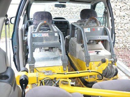In dem Fahrzeug wurden Baumaschinen sichergestellt. In dem Fahrzeug wurden Baumaschinen sichergestellt.