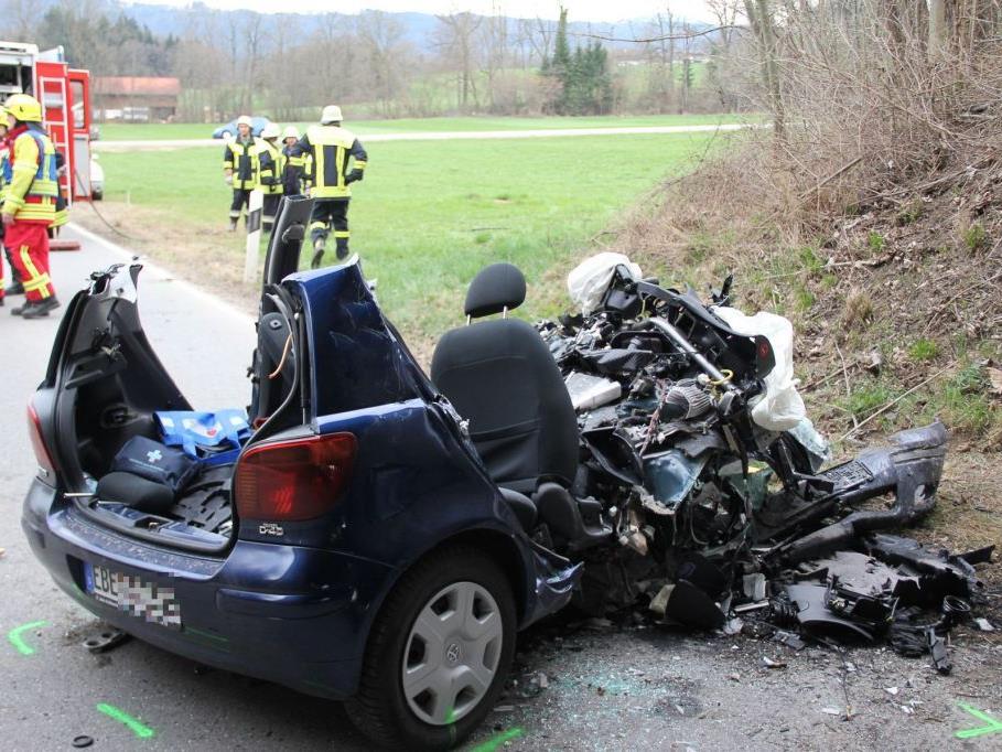 Der Wagen des 51-Jährigen wurde durch den Aufprall komplett zerstört.