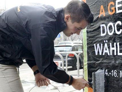 Die ÖH-Plakatwerbungen wurden vor den Uni-Gebäuden wieder entfernt. Die ÖH-Plakatwerbungen wurden vor den Uni-Gebäuden wieder entfernt.