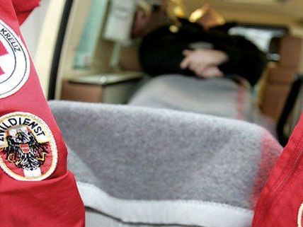 Der Pensionist wurde schwer verletzt ins Spital gebracht. Der Pensionist wurde schwer verletzt ins Spital gebracht.