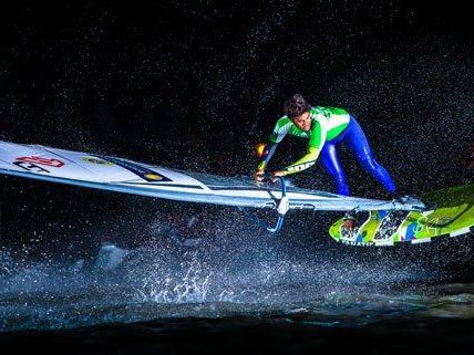 Die Surf-Profis lieferten am Wochenende eine beeindruckende Show in Podersdorf. Die Surf-Profis lieferten am Wochenende eine beeindruckende Show in Podersdorf.