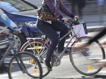 Wien-Josefstadt: Radfahrerin verletzt sich nach Sturz über offenstehende Fahrzeugtüre