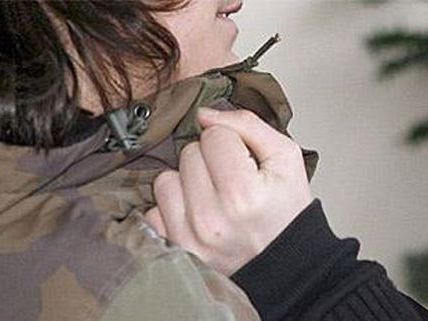 Die Polizei konnte die jugendlichen Räuber rasch ausforschen. Die Polizei konnte die jugendlichen Räuber rasch ausforschen.