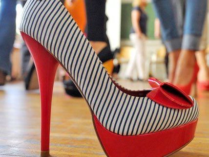 Schuhe, Kleider und Taschen können am 30. April getauscht werden. Schuhe, Kleider und Taschen können am 30. April getauscht werden.