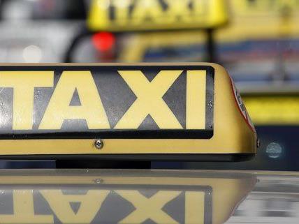 Einem Wiener Taxilenker wird sexueller Missbrauch vorgeworfen.