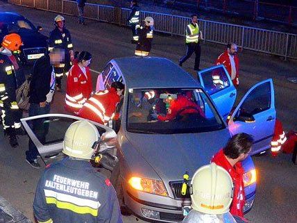 Die Feuerwehr befreite die Schwangere aus dem Unfallfahrzeug. Die Feuerwehr befreite die Schwangere aus dem Unfallfahrzeug.
