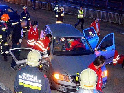 Die Feuerwehr befreite die Schwangere aus dem Unfallfahrzeug.