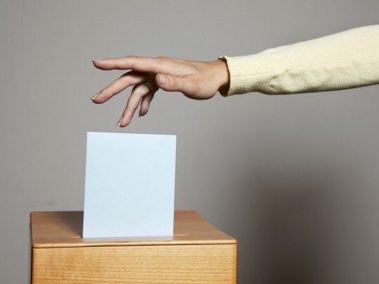 Dass die Zahlen so stark differieren, liegt u.a. an der regional unterschiedlich hohen Wahlbeteiligung. Dass die Zahlen so stark differieren, liegt u.a. an der regional unterschiedlich hohen Wahlbeteiligung.