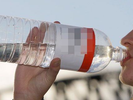 Die Frau starb kurze Zeit nachdem sie aus der Mineralwasserflasche getrunken hatte. Die Frau starb kurze Zeit nachdem sie aus der Mineralwasserflasche getrunken hatte.