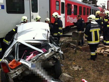 Am Samstag wurde ein Pkw in Niederösterreich von einem Zug gerammt.