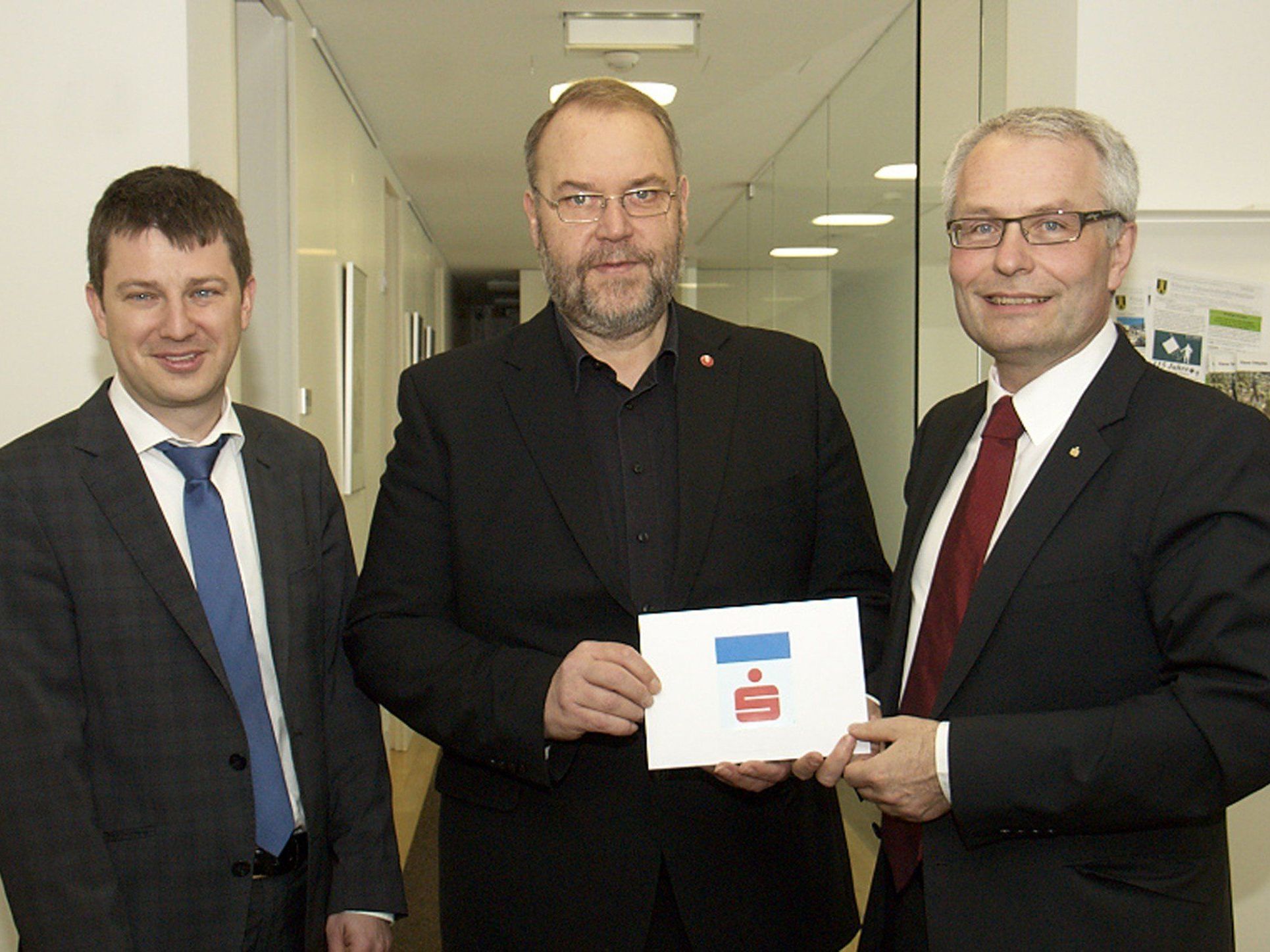 Filialleiter Matthias Miller, Bürgermeister Werner Müller und Vorstandsdirektor Anton Steinberger Filialleiter Matthias Miller, Bürgermeister Werner Müller und Vorstandsdirektor Anton Steinberger