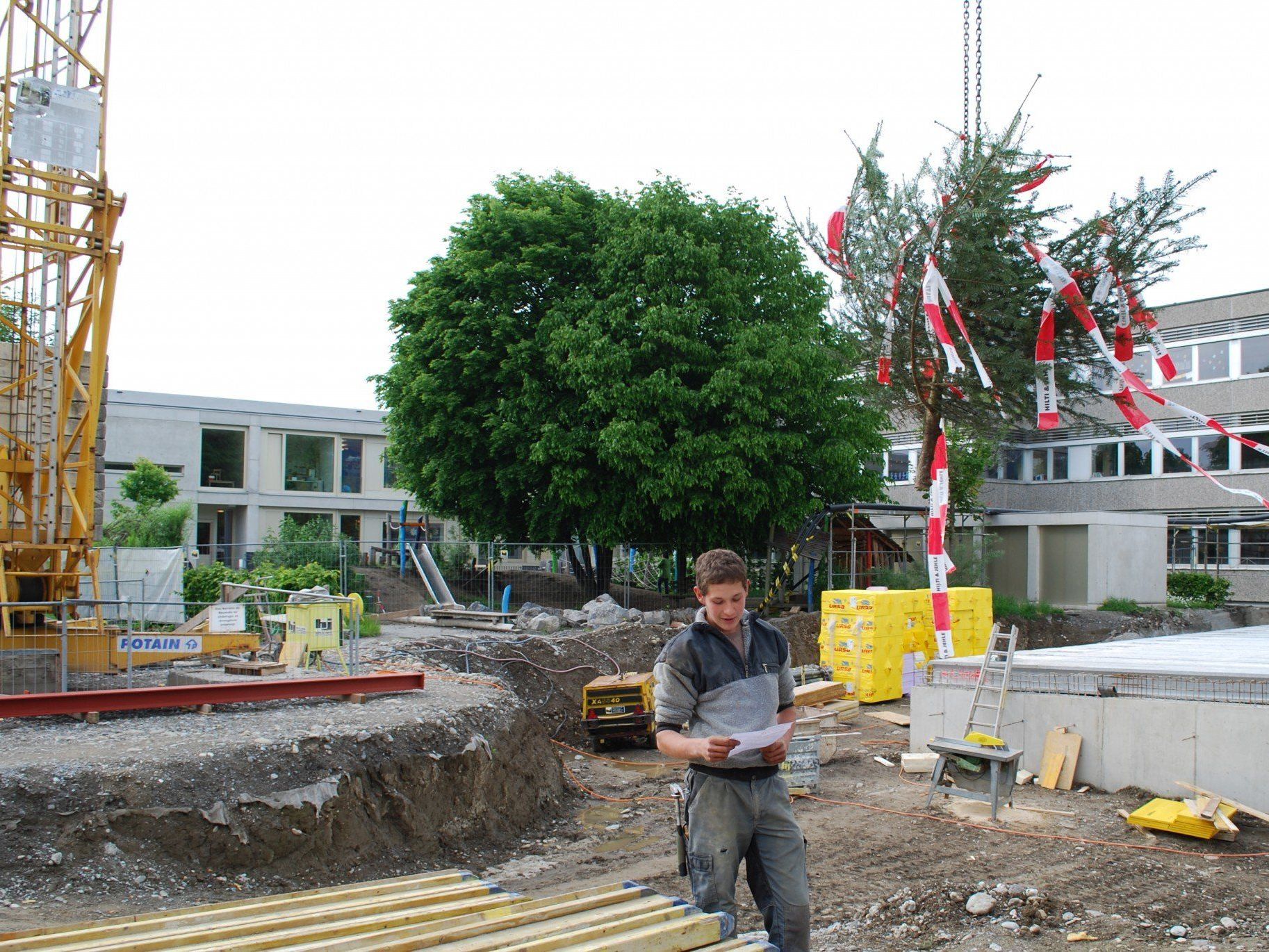 Der Firstbaum wurde während dem Vorlesen des Firstspruchs in die Höhe gehoben Der Firstbaum wurde während dem Vorlesen des Firstspruchs in die Höhe gehoben