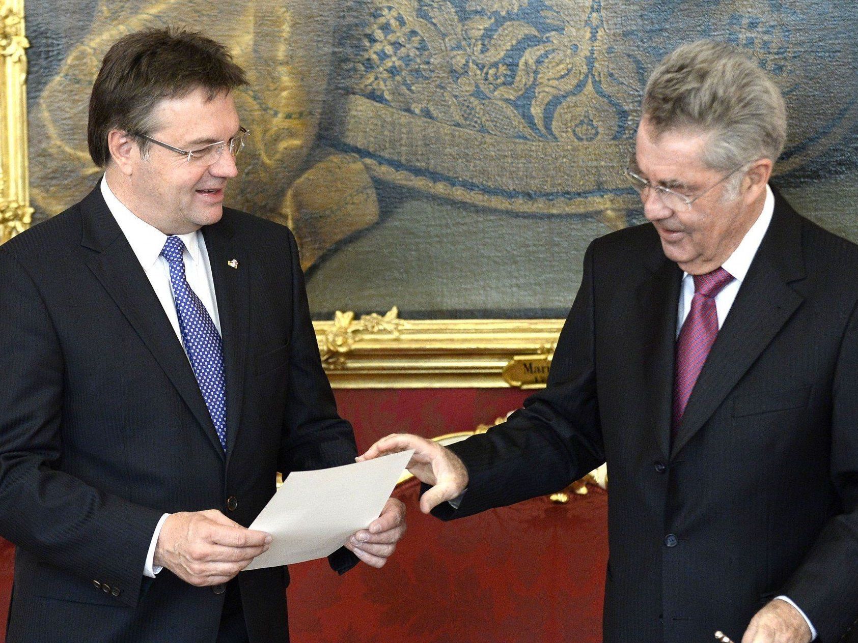 Günther Platter wollte nach seiner Angelobigung das Originaldokument mitnehmen. Günther Platter wollte nach seiner Angelobigung das Originaldokument mitnehmen.