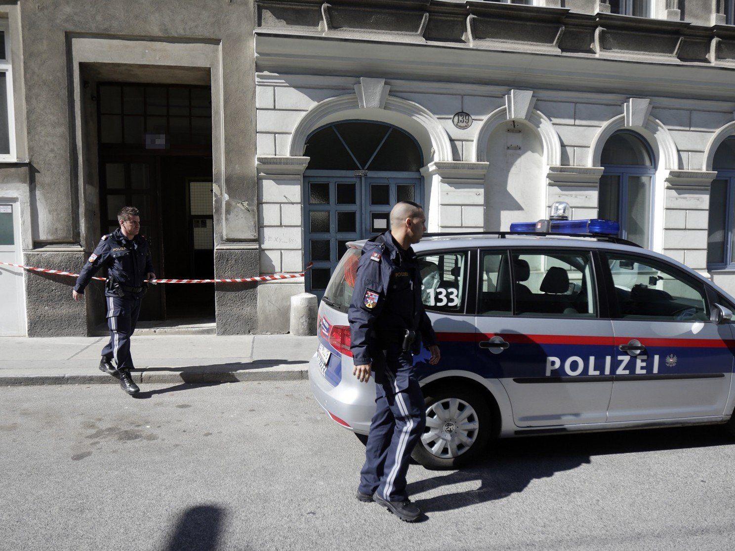 Eine 15-Jährige stach in Wien-Favoriten mit einem Messer auf ihre Freundin ein.