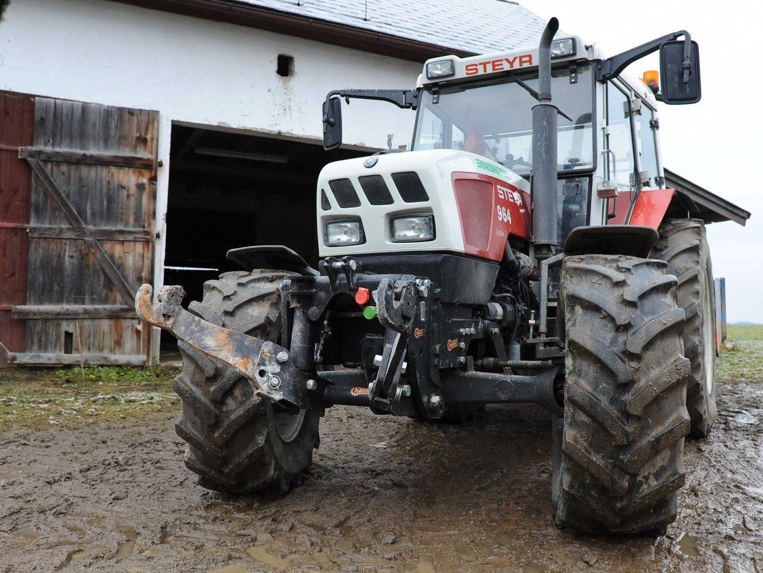 85-Jähriger mit Traktor verunglückt