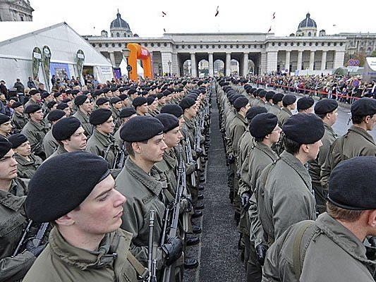 Bundesheer-Präsenz am Heldenplatz ist kein seltener Anblick - am 8. Mai halten die Rekruten dort eine Mahnwache ab
