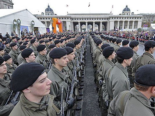 Bundesheer-Präsenz am Heldenplatz ist kein seltener Anblick - am 8. Mai halten die Rekruten dort eine Mahnwache ab Bundesheer-Präsenz am Heldenplatz ist kein seltener Anblick - am 8. Mai halten die Rekruten dort eine Mahnwache ab