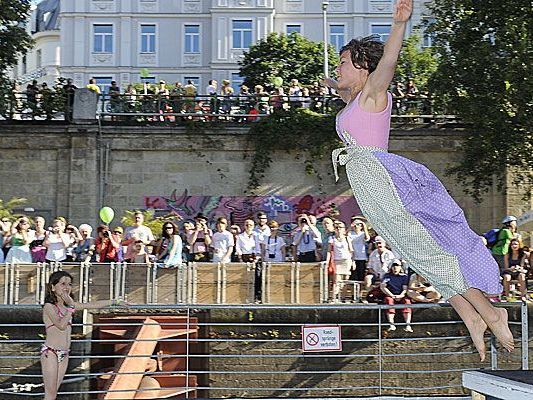 Am 22. Juni 2013 findet der Dirndlflugtag am Wiener Badeschiff statt.